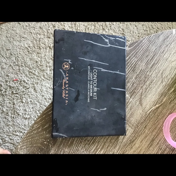 Anastasia Beverly Hills Contour  Kit Light to Med - Picture 2 of 3